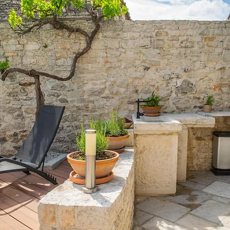 Neroli Place *